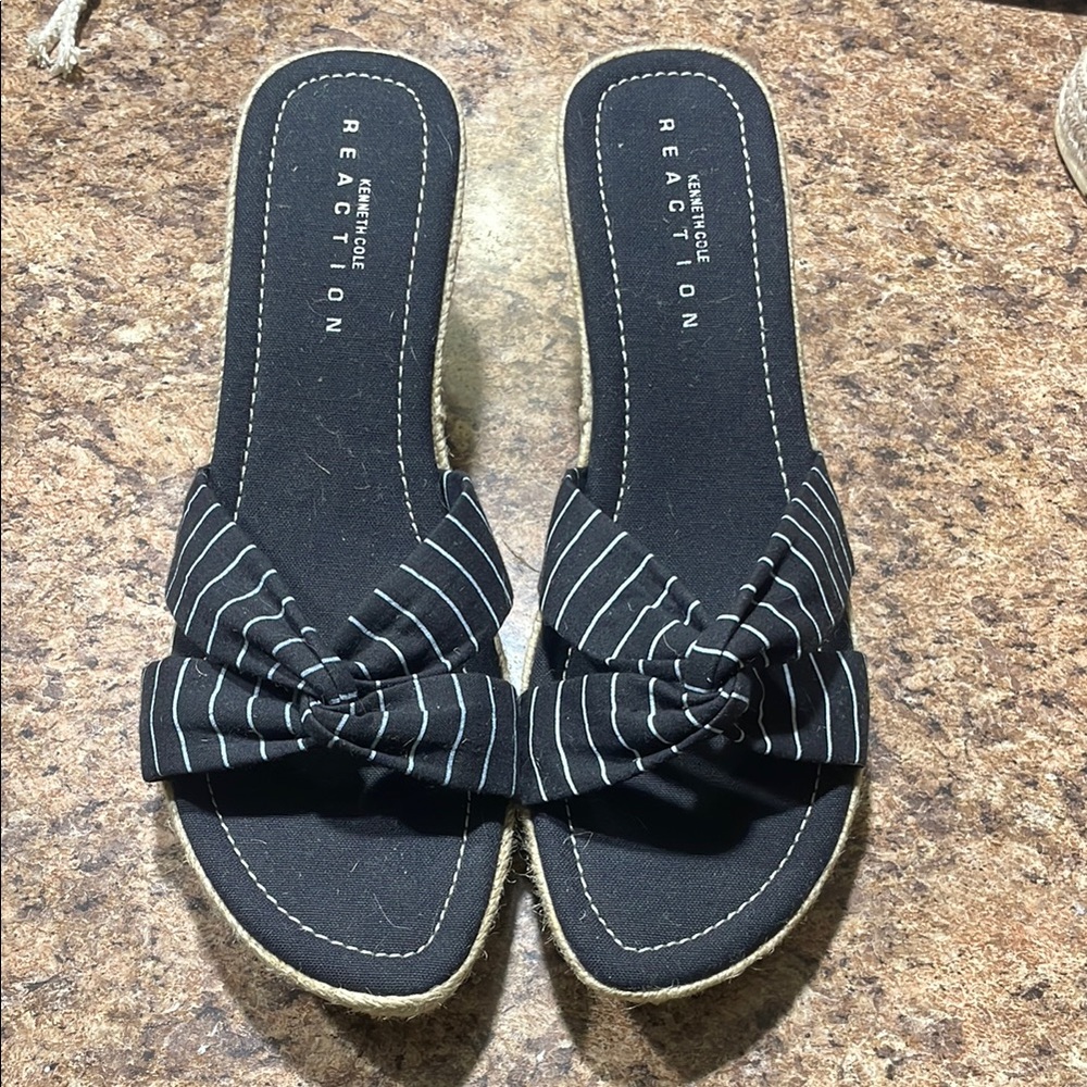 NEW NWOB Kenneth Cole Reaction Black Striped Women's Sandals 8.5